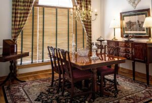 rule of thumb for rug under dining table